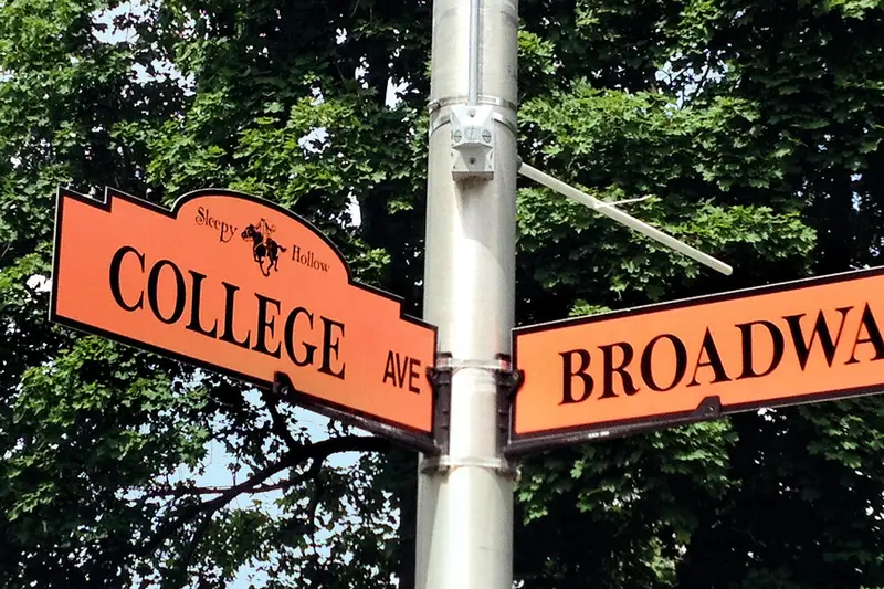 Placas con nombres de calles en una esquina