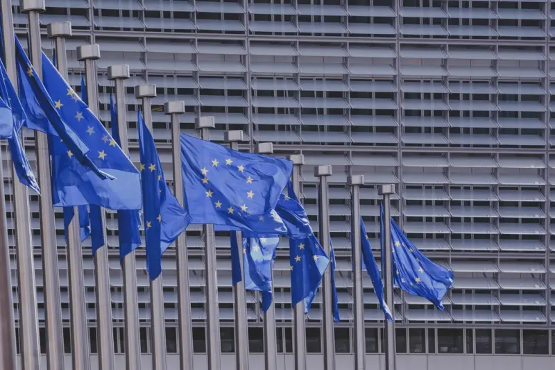 Banderas de la Unión Europea ante un edificio de oficinas
