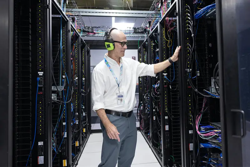 Técnico revisando servidores en un centro de datos