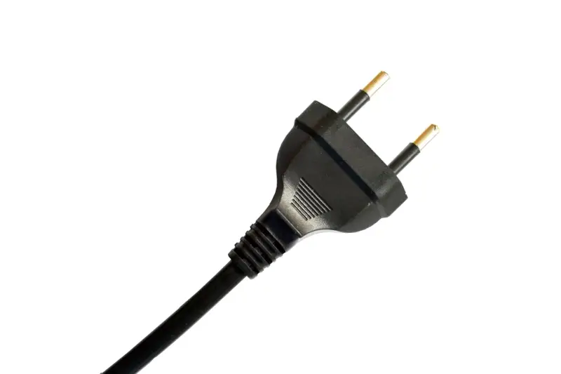 Clavija de un cable eléctrico sobre fondo blanco