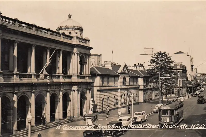Postal antigua de un edificio público