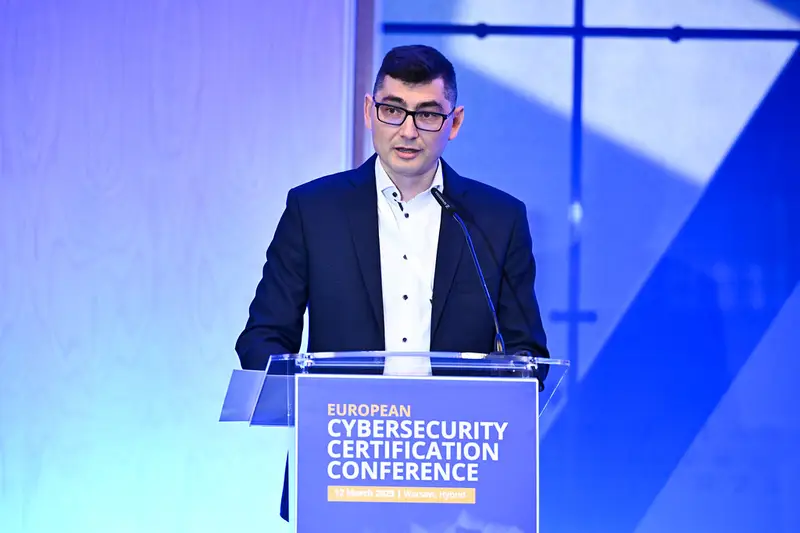 Ponente en una conferencia sobre ciberseguridad