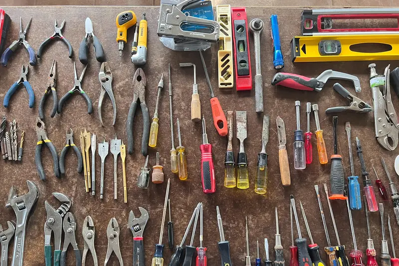 Herramientas de todo tipo ordenadas sobre una superficie