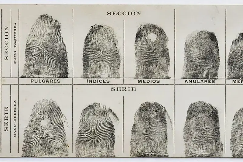 Ficha antigua con las huellas dactilares de los diez dedos