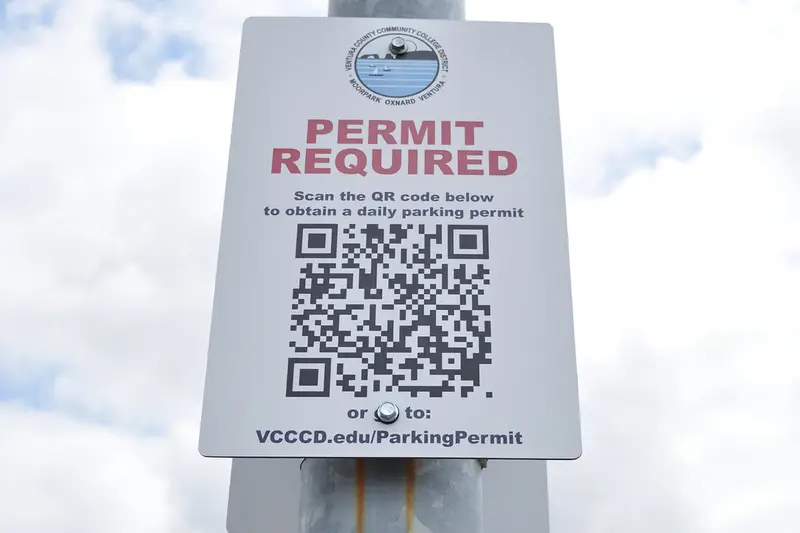 Cartel en la calle con un código QR para pagar el aparcamiento