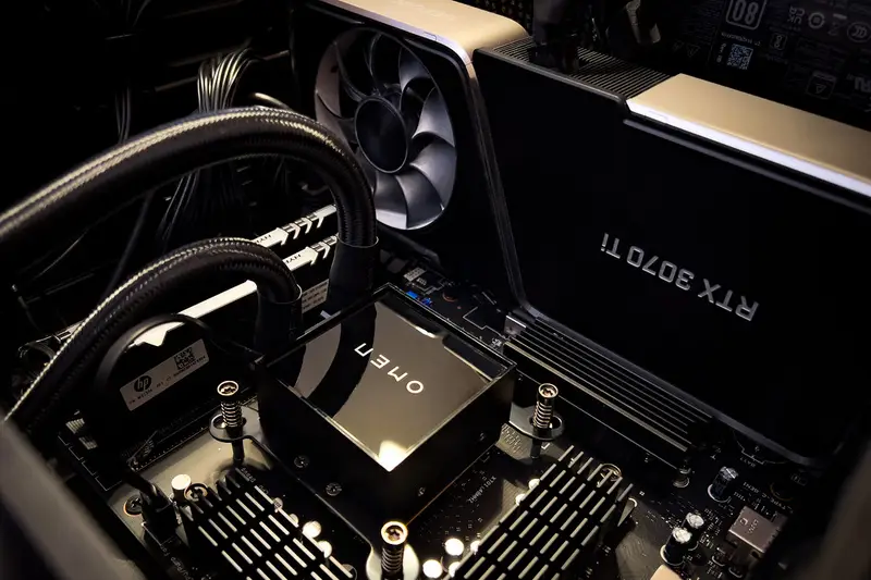 Interior de un PC con una tarjeta gráfica instalada