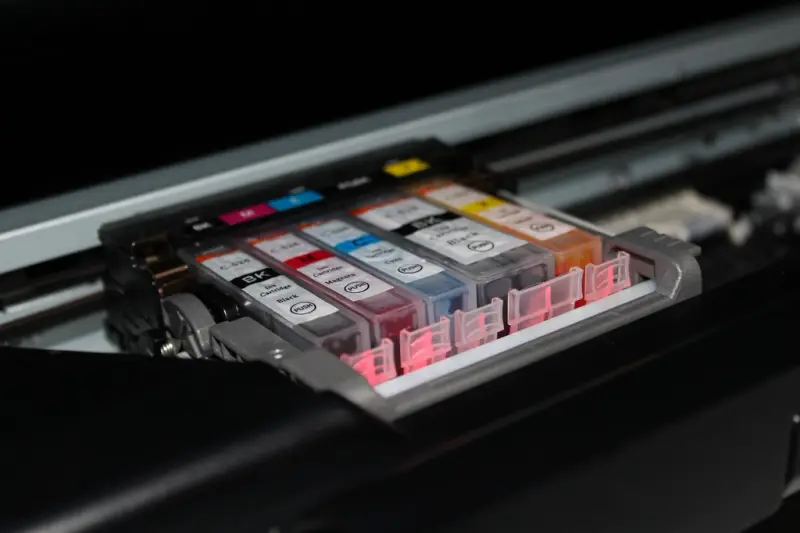 Cartuchos de tinta de colores dentro de una impresora