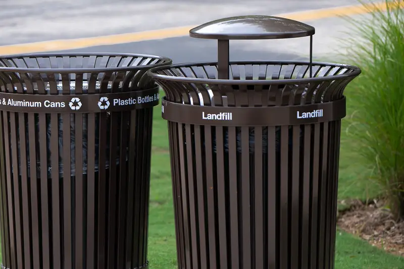 Papeleras metálicas de reciclaje junto a una acera