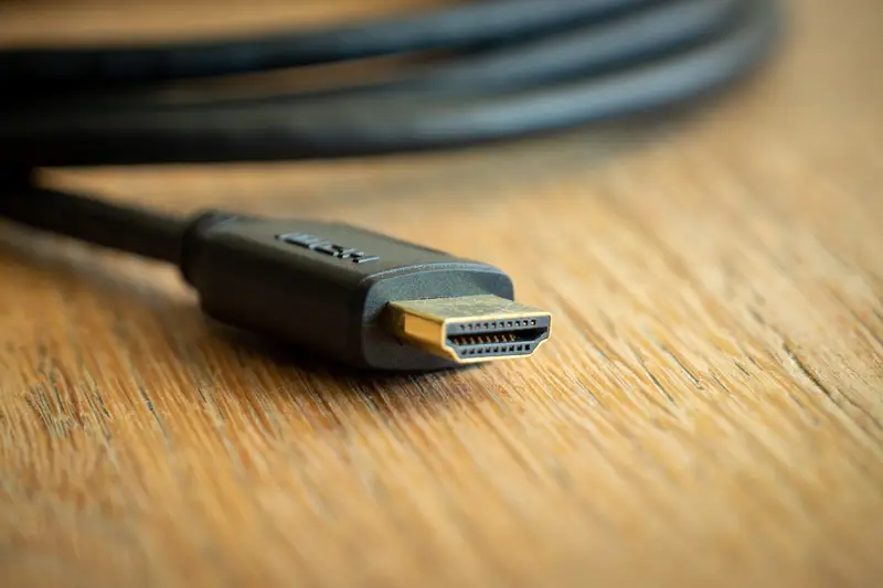 Conector HDMI de un cable sobre una mesa de madera