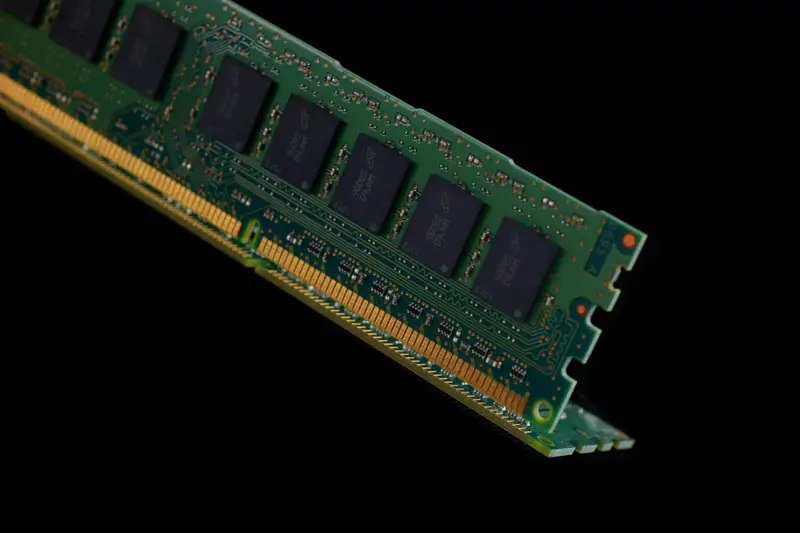 Módulo de memoria RAM sobre fondo negro