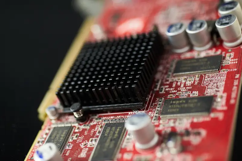 Tarjeta roja con un disipador negro sobre sus chips