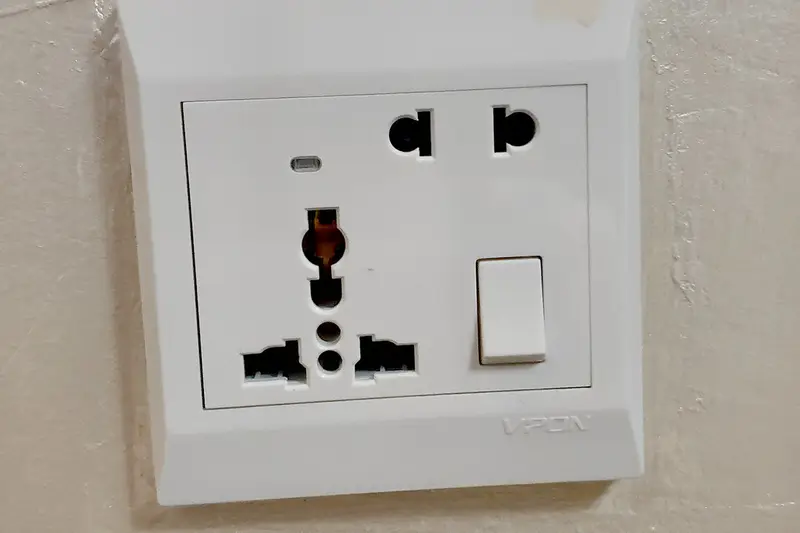 Enchufe de pared con su interruptor